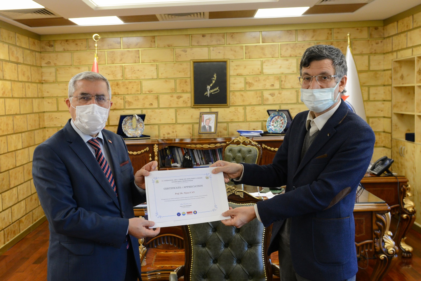 Üniversitemiz Rektörü Prof. Dr. Niyazi Can’a, 10. Ulusal Kırsal Turizm Kongresi ve 5th International Rural Tourism and Development Congress Düzenleme Kurulu Tarafından Teşekkür Belgesi Verildi